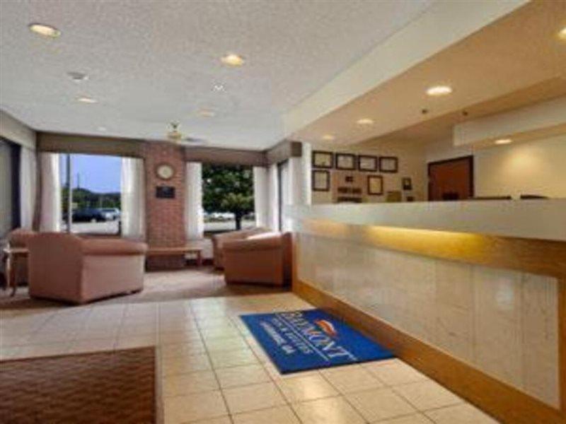 Baymont By Wyndham Lagrange Hotel Exterior foto