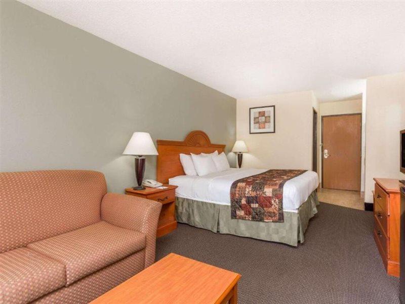 Baymont By Wyndham Lagrange Hotel Exterior foto
