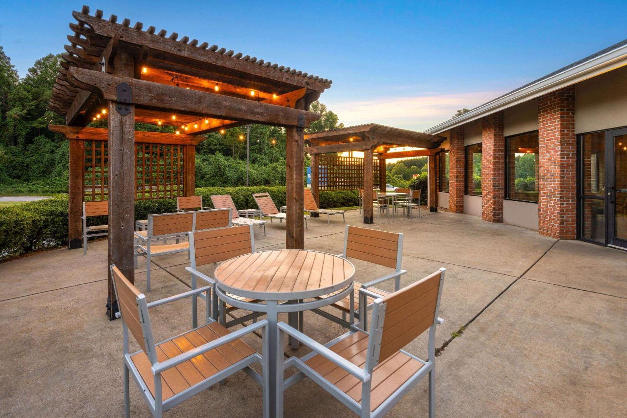 Baymont By Wyndham Lagrange Hotel Exterior foto