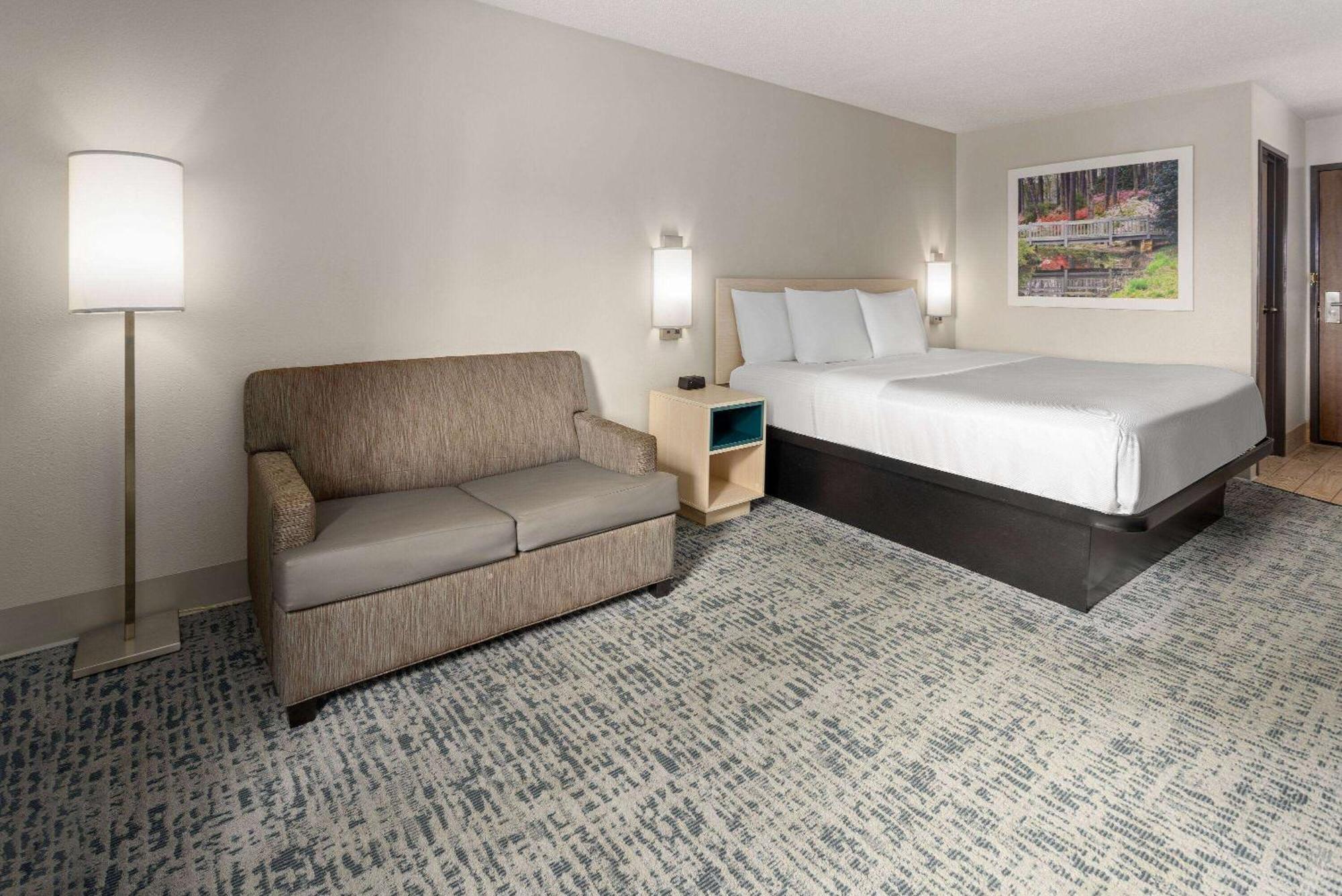 Baymont By Wyndham Lagrange Hotel Exterior foto