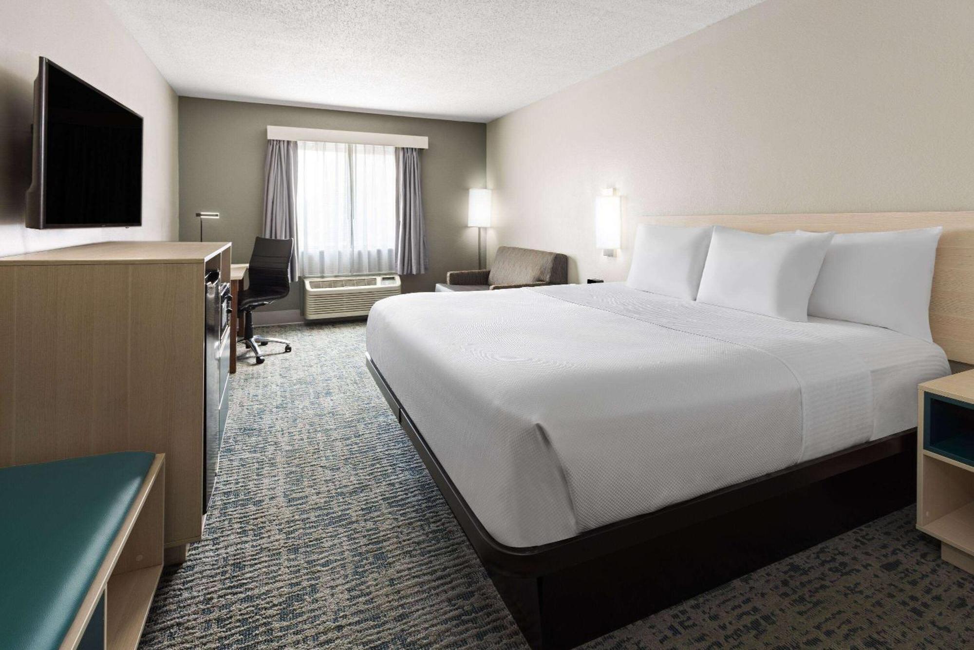 Baymont By Wyndham Lagrange Hotel Exterior foto