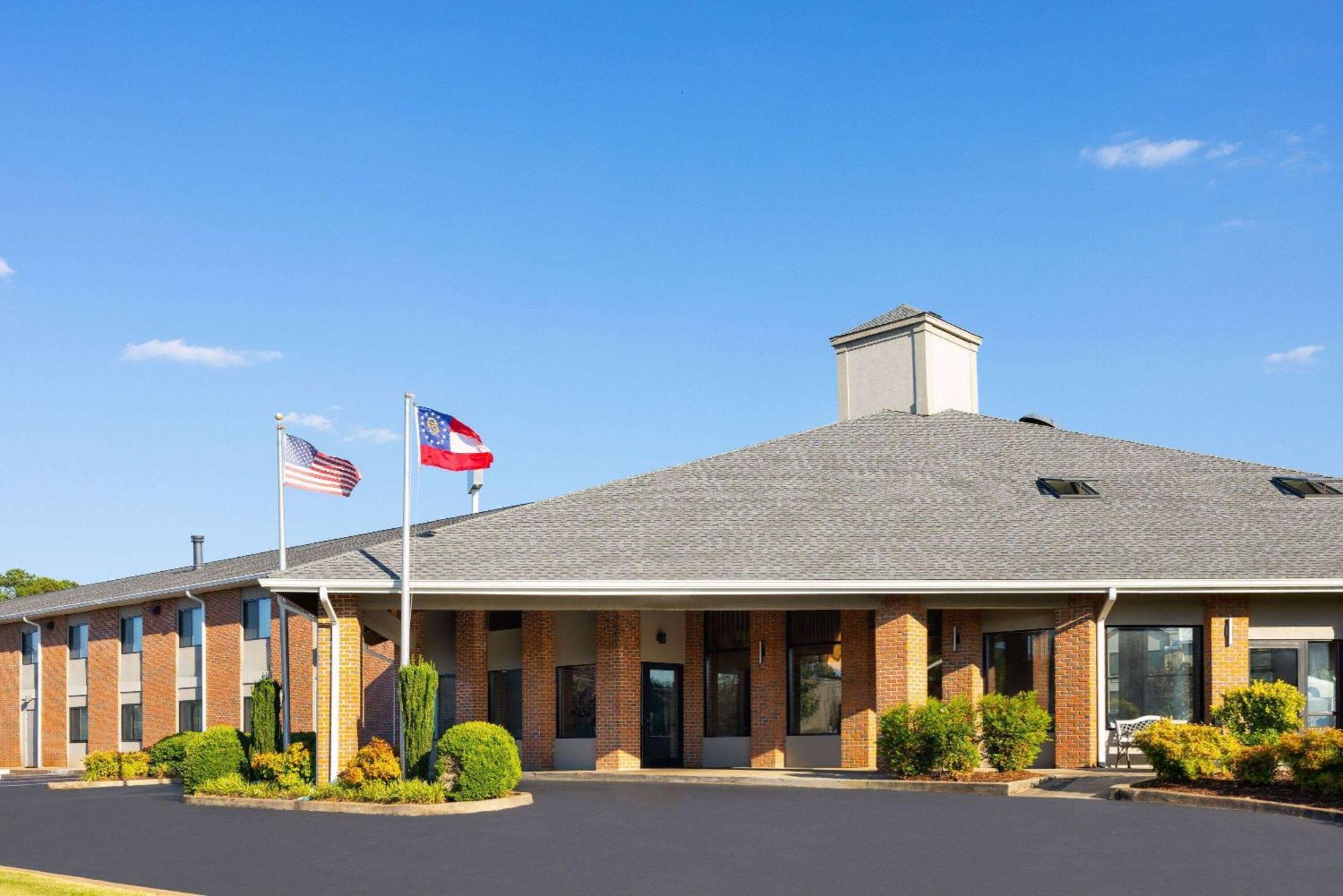 Baymont By Wyndham Lagrange Hotel Exterior foto