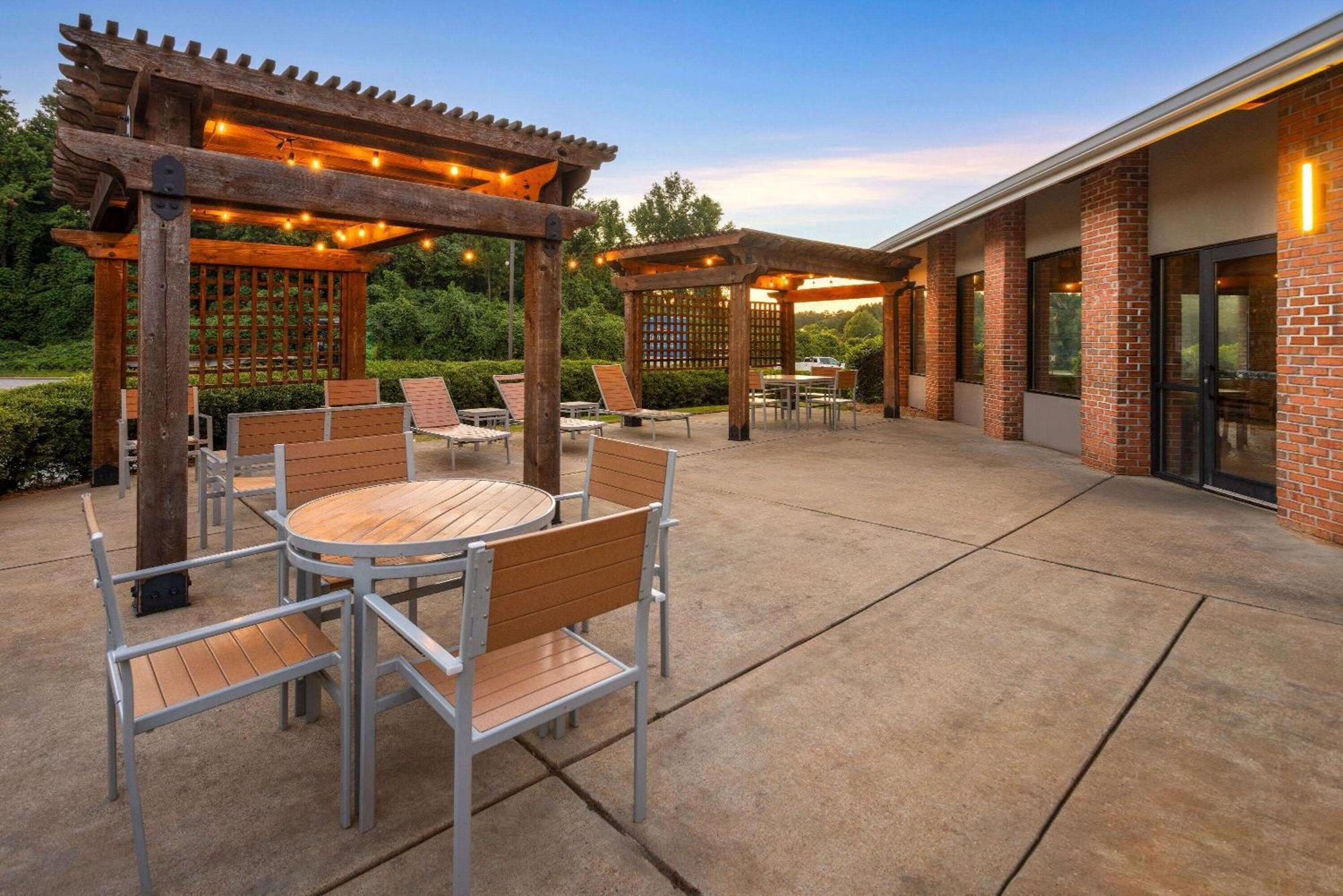 Baymont By Wyndham Lagrange Hotel Exterior foto