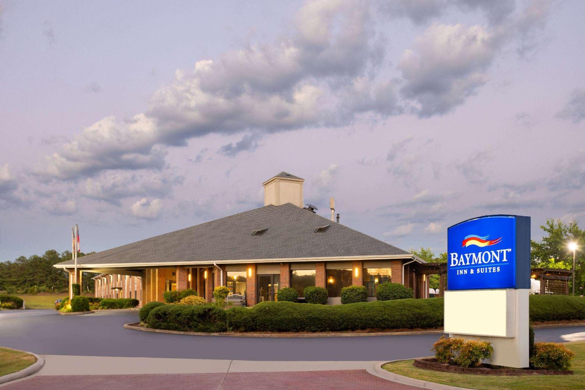 Baymont By Wyndham Lagrange Hotel Exterior foto