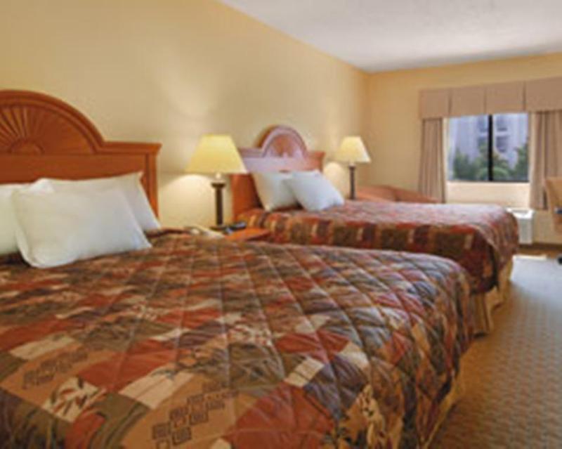 Baymont By Wyndham Lagrange Hotel Exterior foto
